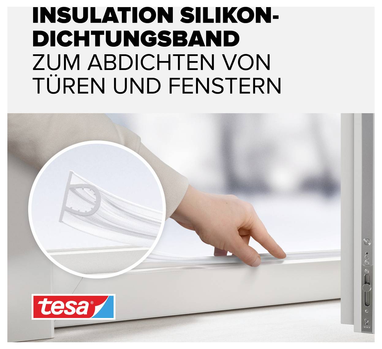 Una mano preme un nastro di tenuta in silicone lungo una cornice di finestra. Il testo descrive l'utilizzo per sigillare porte e finestre.