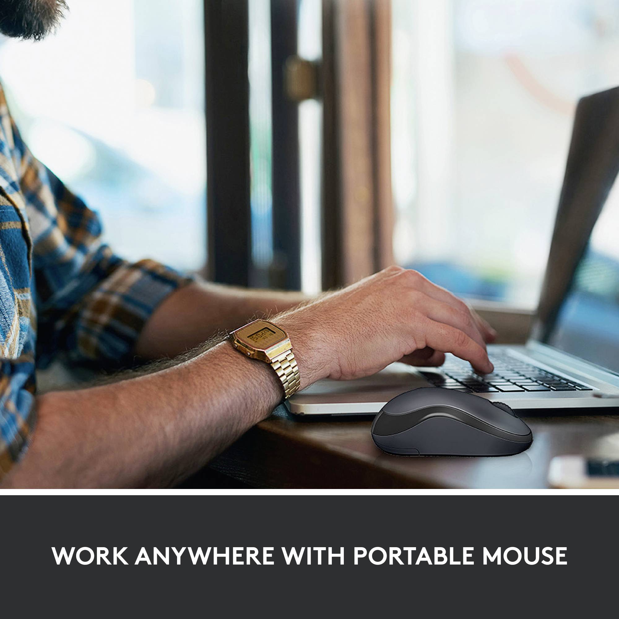 Uomo lavora con laptop e mouse mobile su un tavolo; Testo: 'Lavora ovunque con un mouse mobile'.