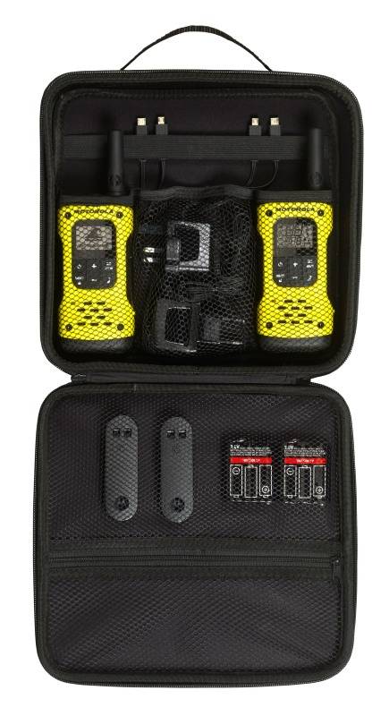 'Valigia con due walkie-talkie gialli, accessori di ricarica e tre batterie AA. Custodia per dispositivi di comunicazione mobile.'