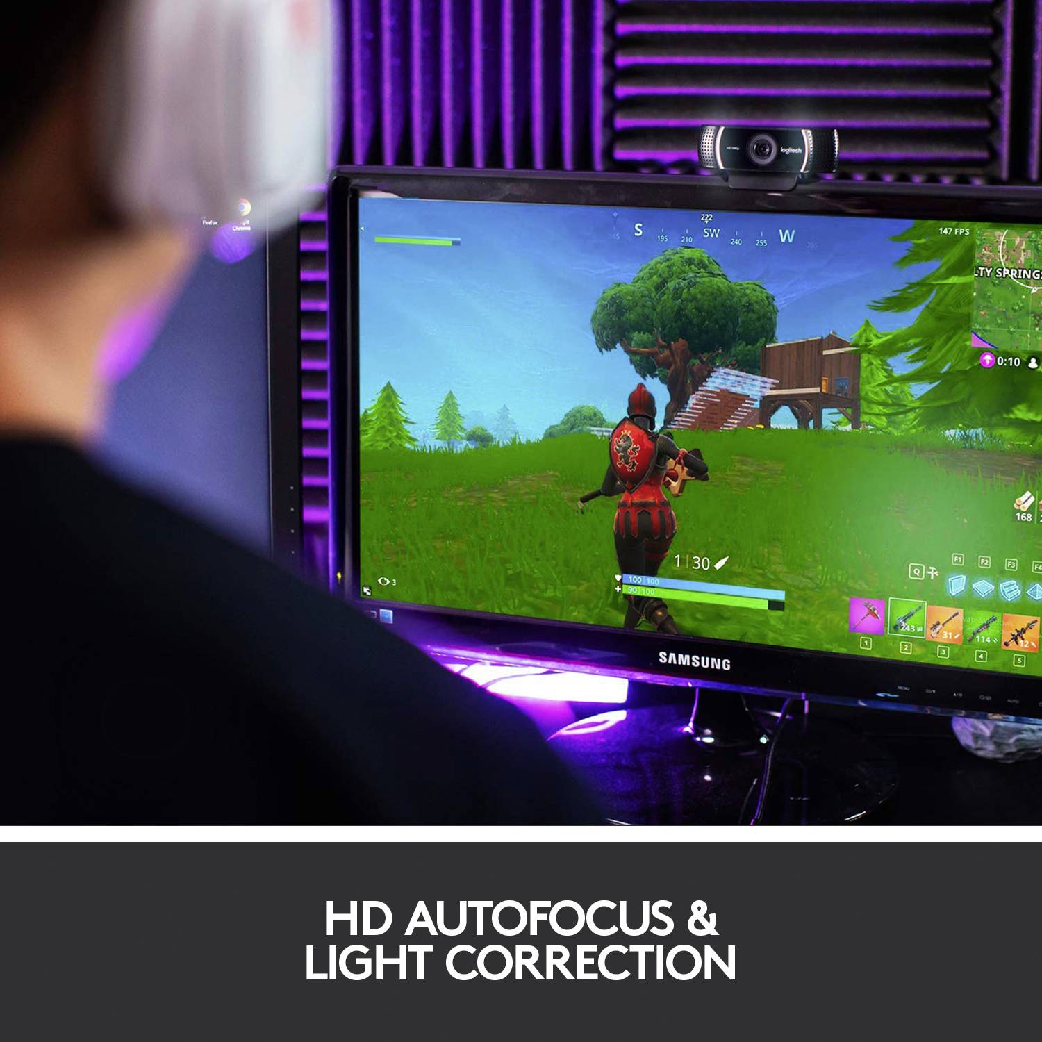 Un giocatore è seduto davanti a un monitor che mostra un videogioco con un paesaggio verde. Testo: 'Autofocus HD e correzione dell'esposizione'.