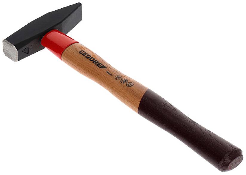 Un martello con manico in legno e testa nera rettangolare. Il manico è verniciato di rosso e reca la scritta 'GEDORE'.
