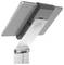 Supporto per tablet argentato con snodo regolabile, mantiene un tablet in posizione verticale.