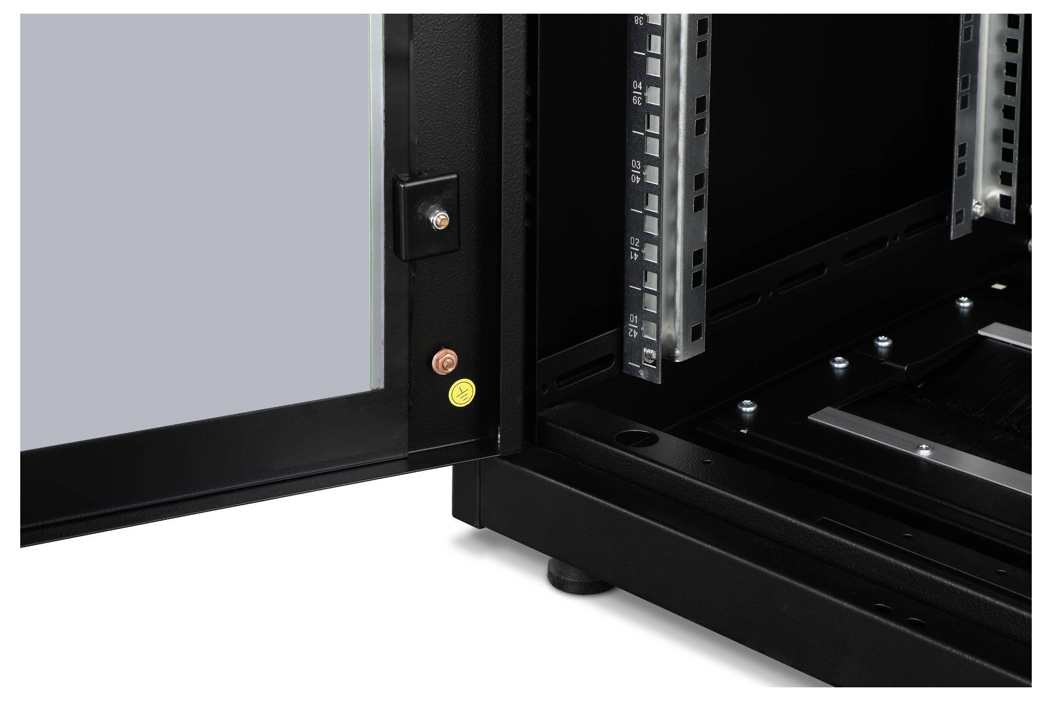 Un armadio per apparecchiature aperto con ripiani e viti visibili, a sinistra un quadro elettrico con due pulsanti e un indicatore LED.