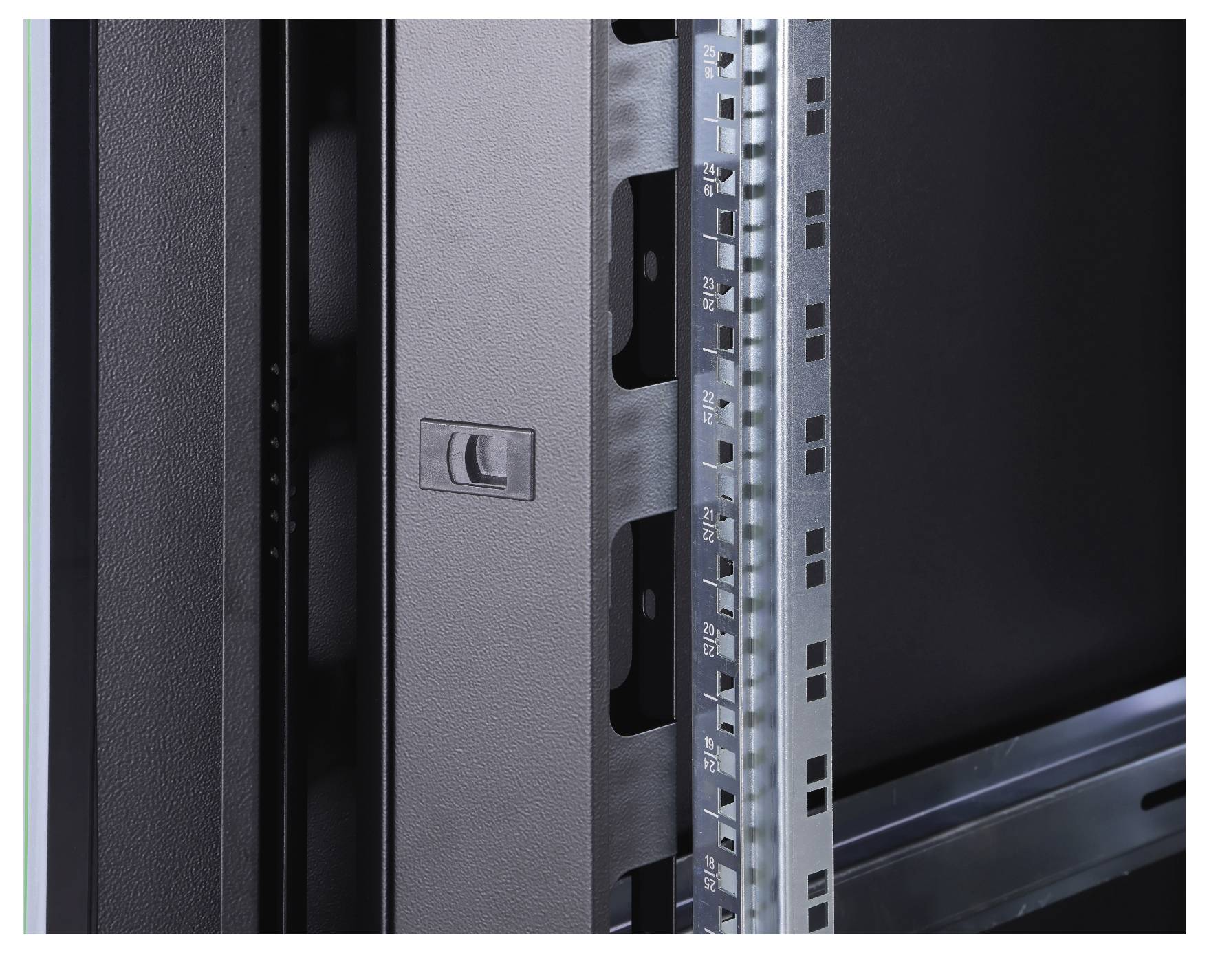 Un rack metallico nero con una guida verticale e marcature numeriche accanto.