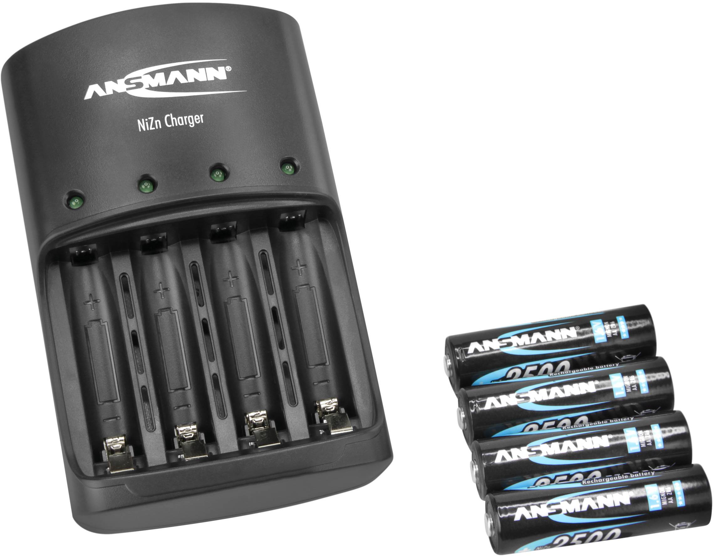Un caricabatterie nero per batterie NiZn di Ansmann con quattro slot di ricarica. Accanto sono posizionate cinque batterie AA Ansmann.