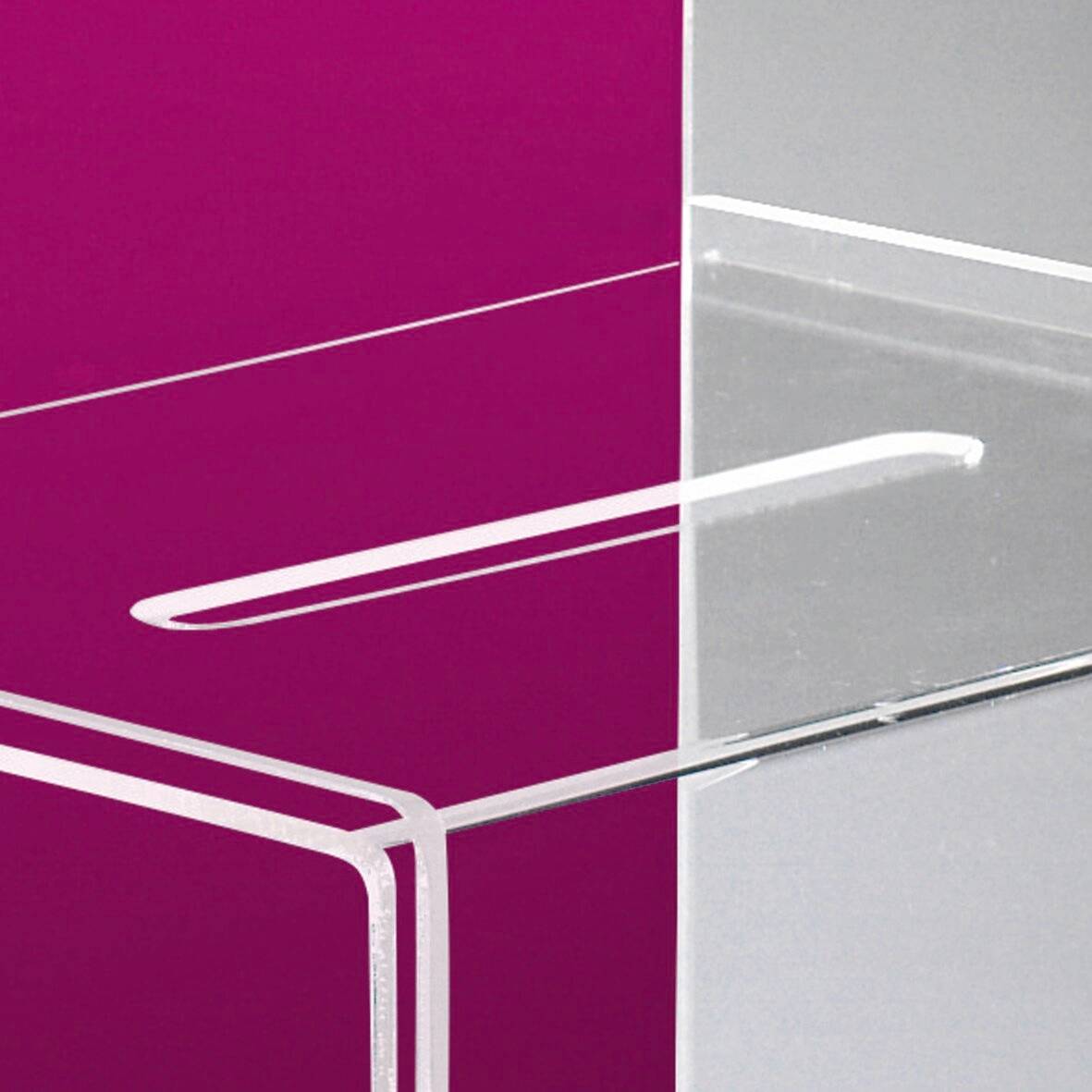 Teca espositiva in acrilico con superfici lucide su uno sfondo magenta, che presenta forme rettangolari e riflessi trasparenti.