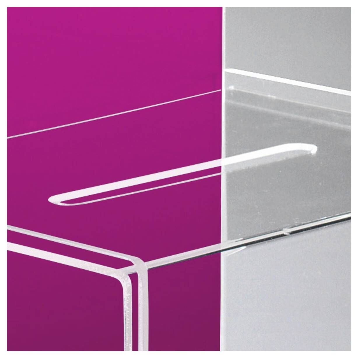 Grafica astratta di un pannello diviso tra magenta e grigio con sottili linee curve e diagonali bianche, che suggerisce un concetto di design moderno.