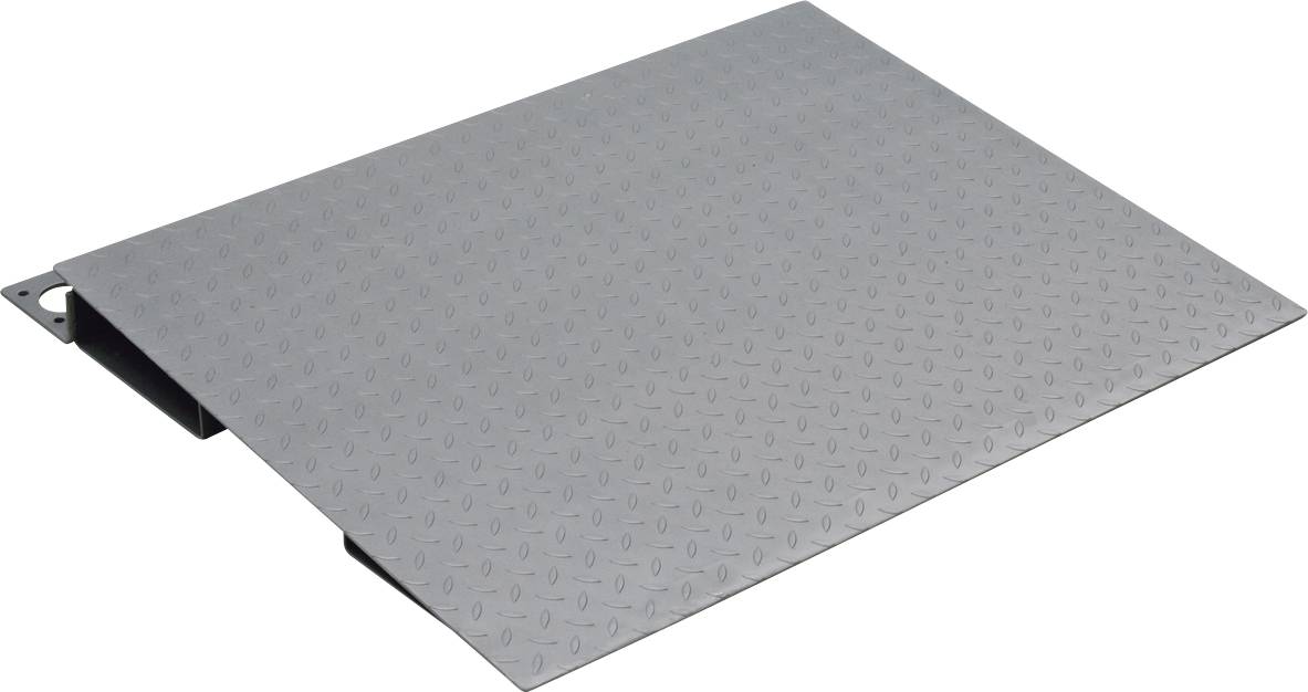 Rampa in metallo grigio, piatta, con superficie antiscivolo, leggermente inclinata, utilizzata per l'accessibilità e l'agevole accesso.