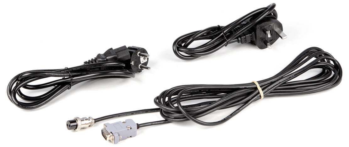 Tre cavi elettrici neri con spine, ciascuno con un diverso tipo di connettore, su sfondo bianco.