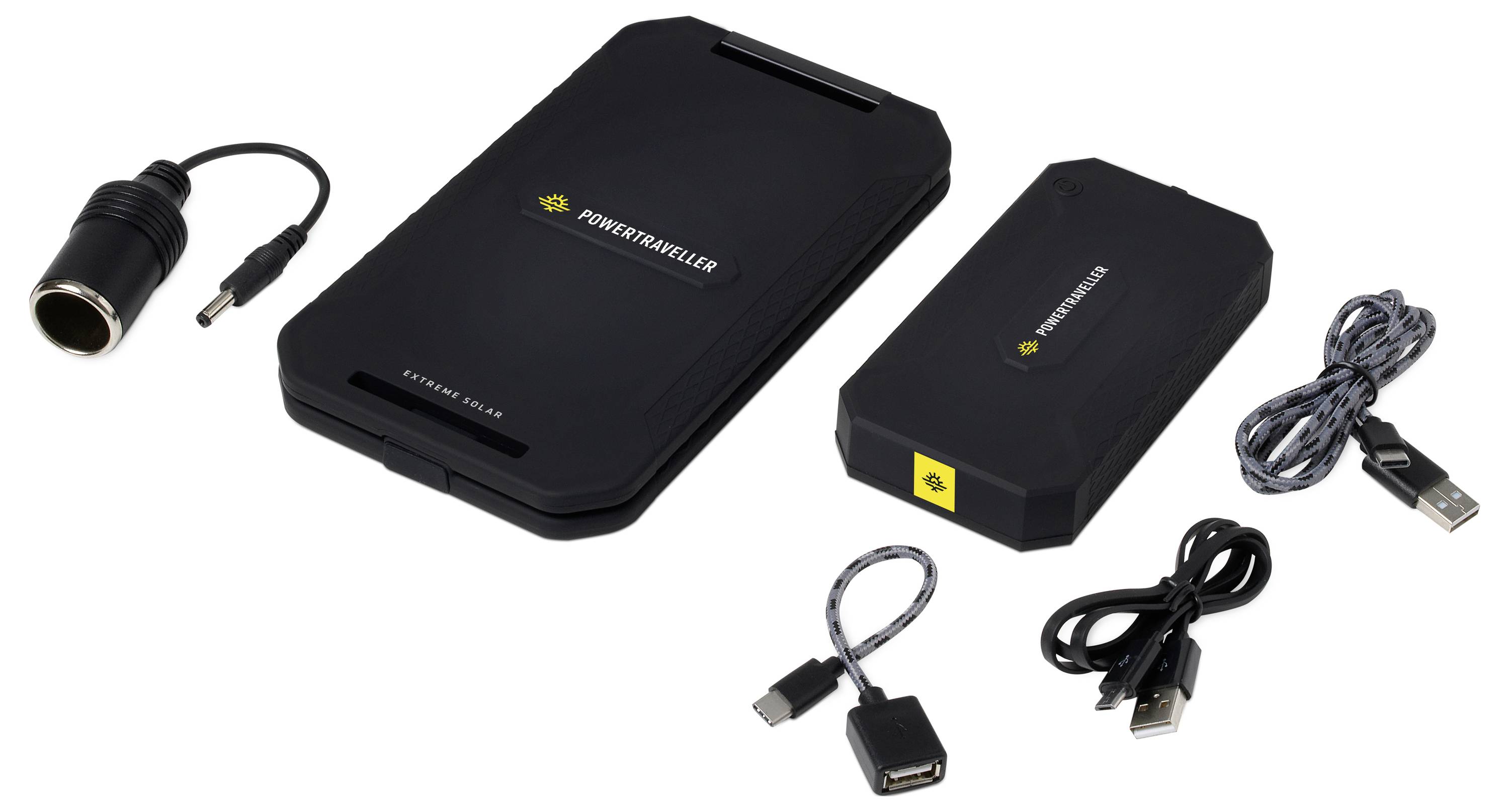 Un kit di power bank portatile nero con vari cavi di ricarica e adattatori, inclusi connettori USB, che mostra il marchio Powertraveller.