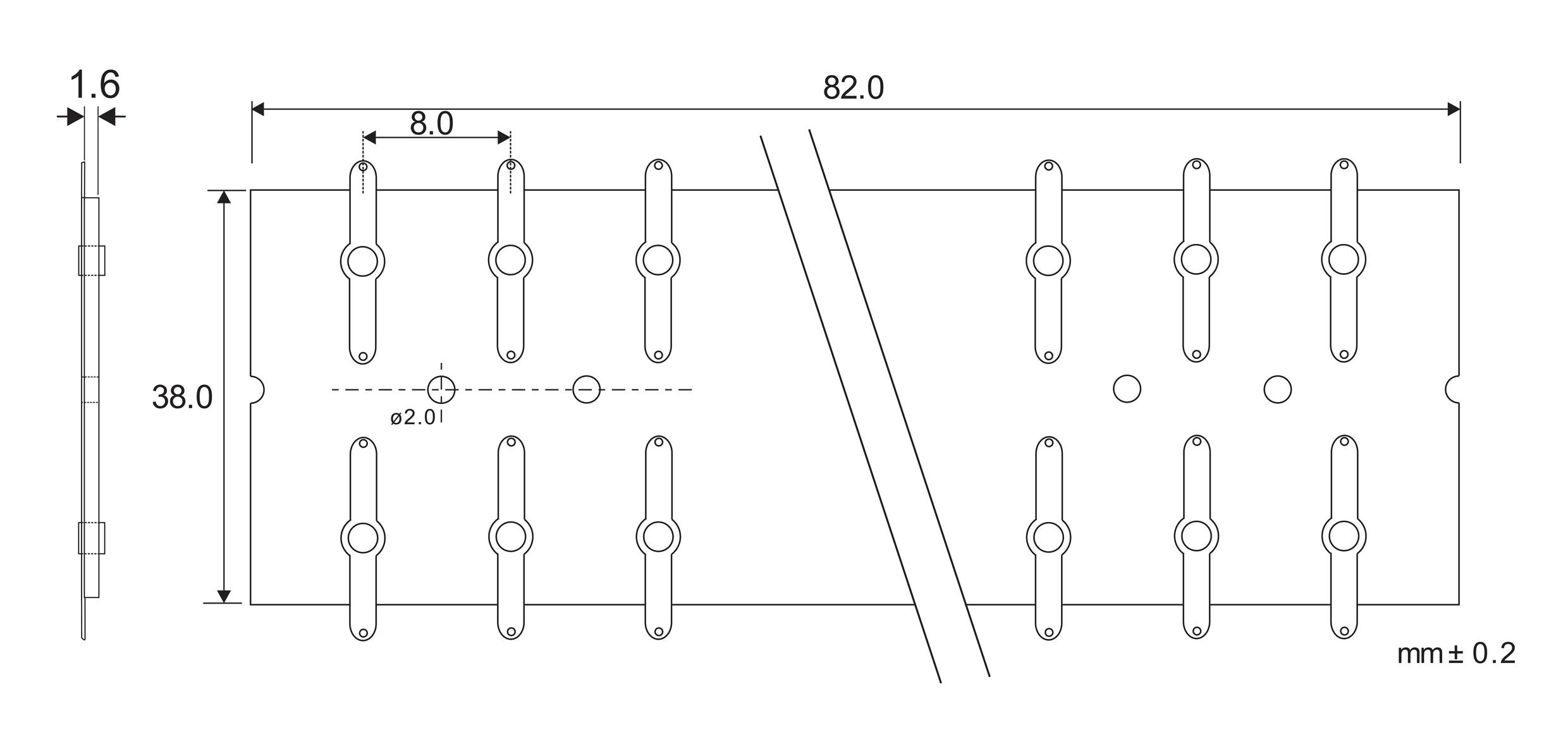 Disegno tecnico di un componente metallico rettangolare con dimensioni 82,0 mm x 38,0 mm. Mostra le posizioni e le distanze dei fori.
