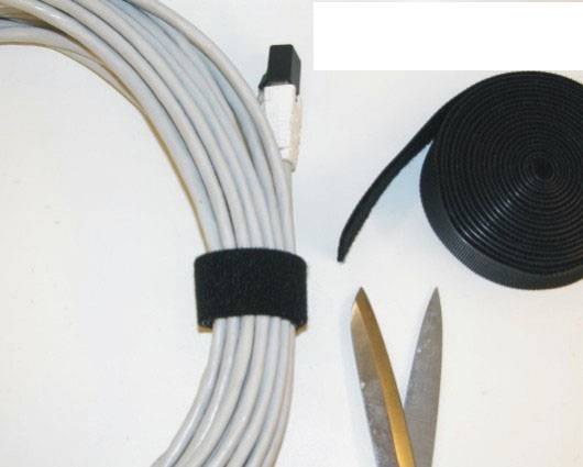 Set di fascette stringicavo con cavi, chiusura a velcro, forbici e cinghie su sfondo bianco.