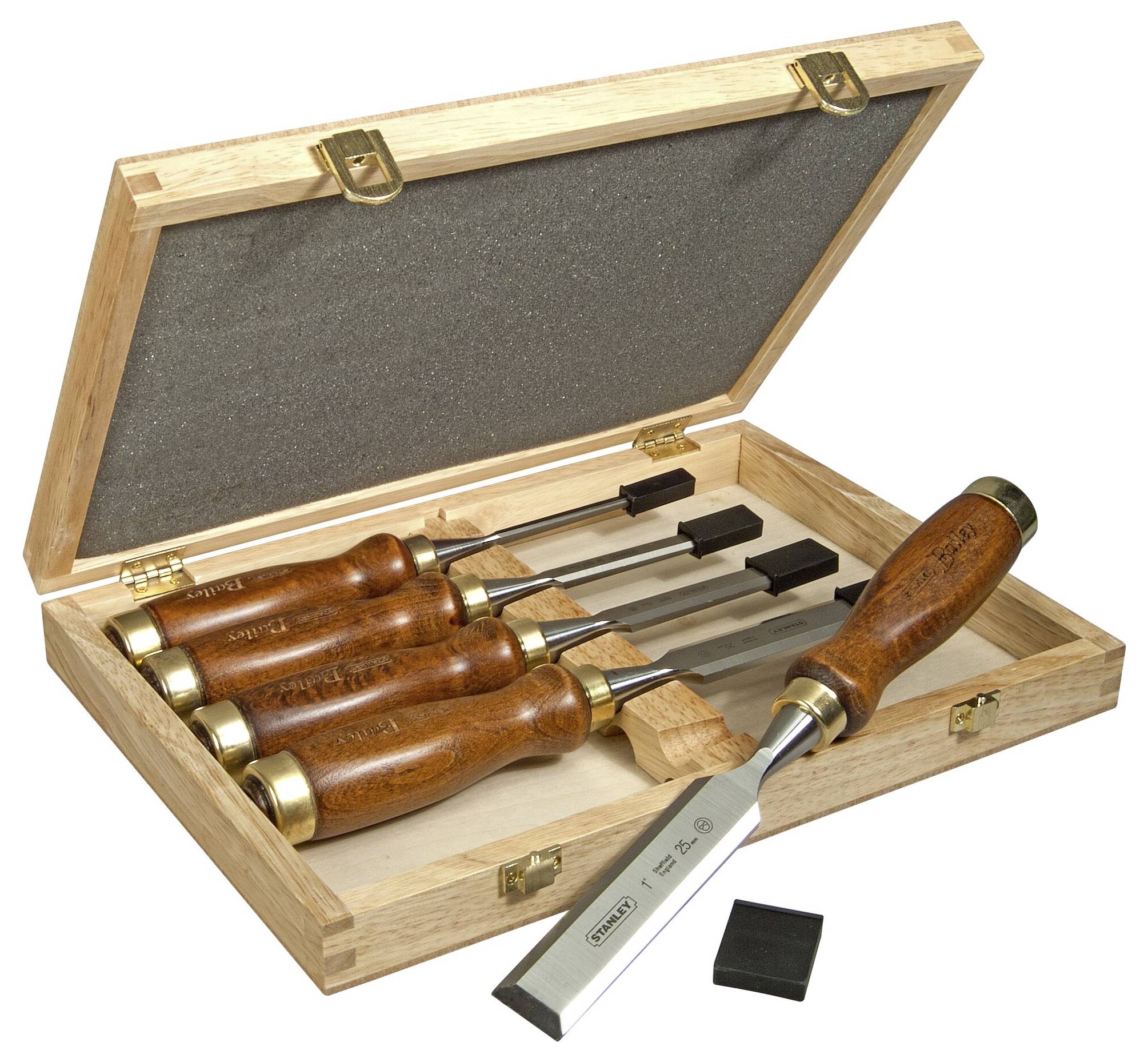 Scatola di legno con coperchio aperto, contenente cinque scalpelli con manici in legno e lame metalliche, disposti affiancati.