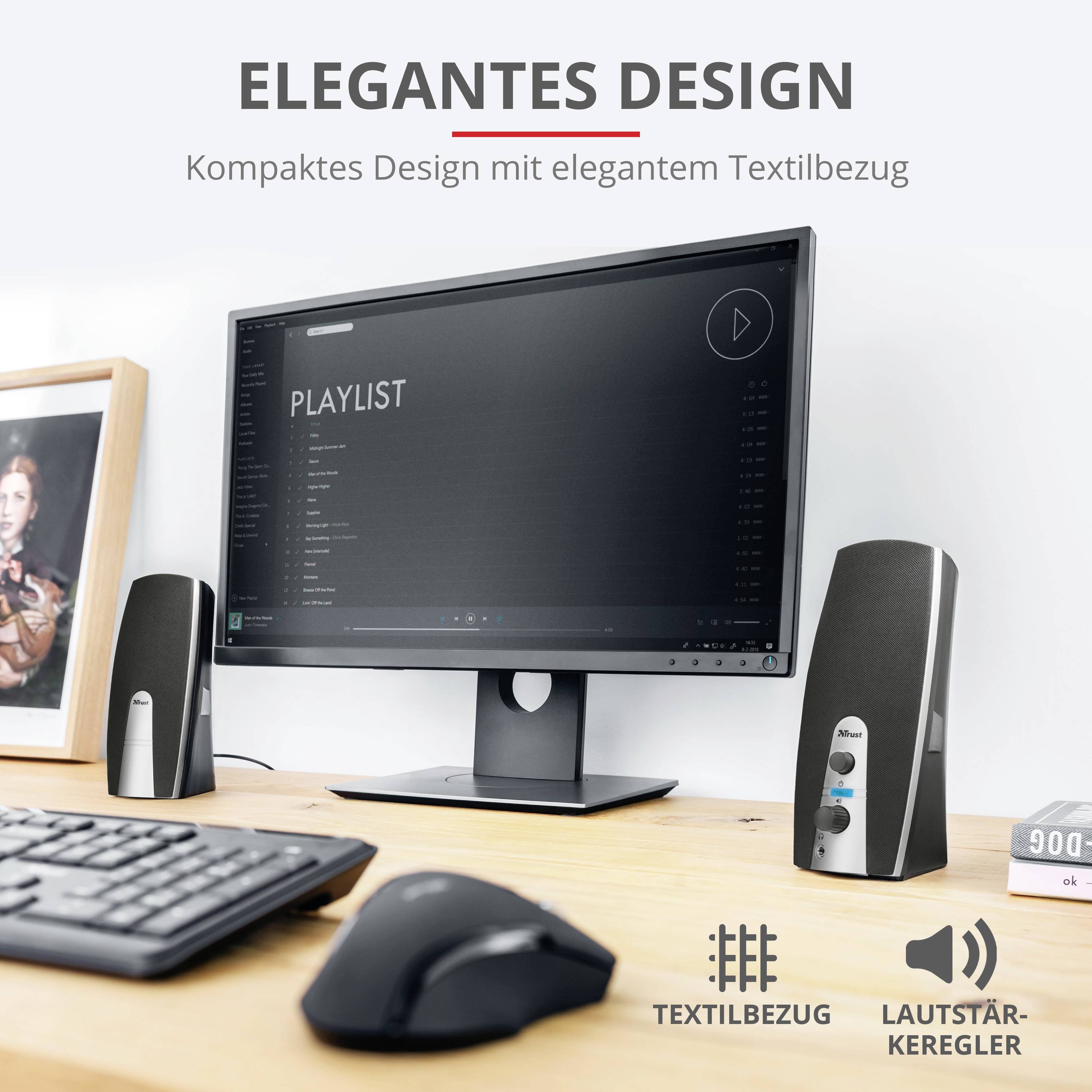Sistema di altoparlanti compatto ed elegante con rivestimento in tessuto, controllo del volume e monitor che visualizza una playlist, posto su una scrivania.
