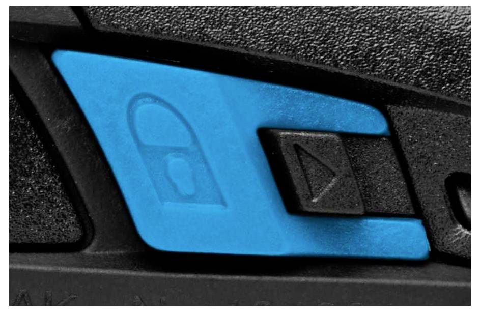 Pulsante blu con simbolo di un lucchetto su una superficie nera, probabilmente indica un'impostazione di blocco o sicurezza.