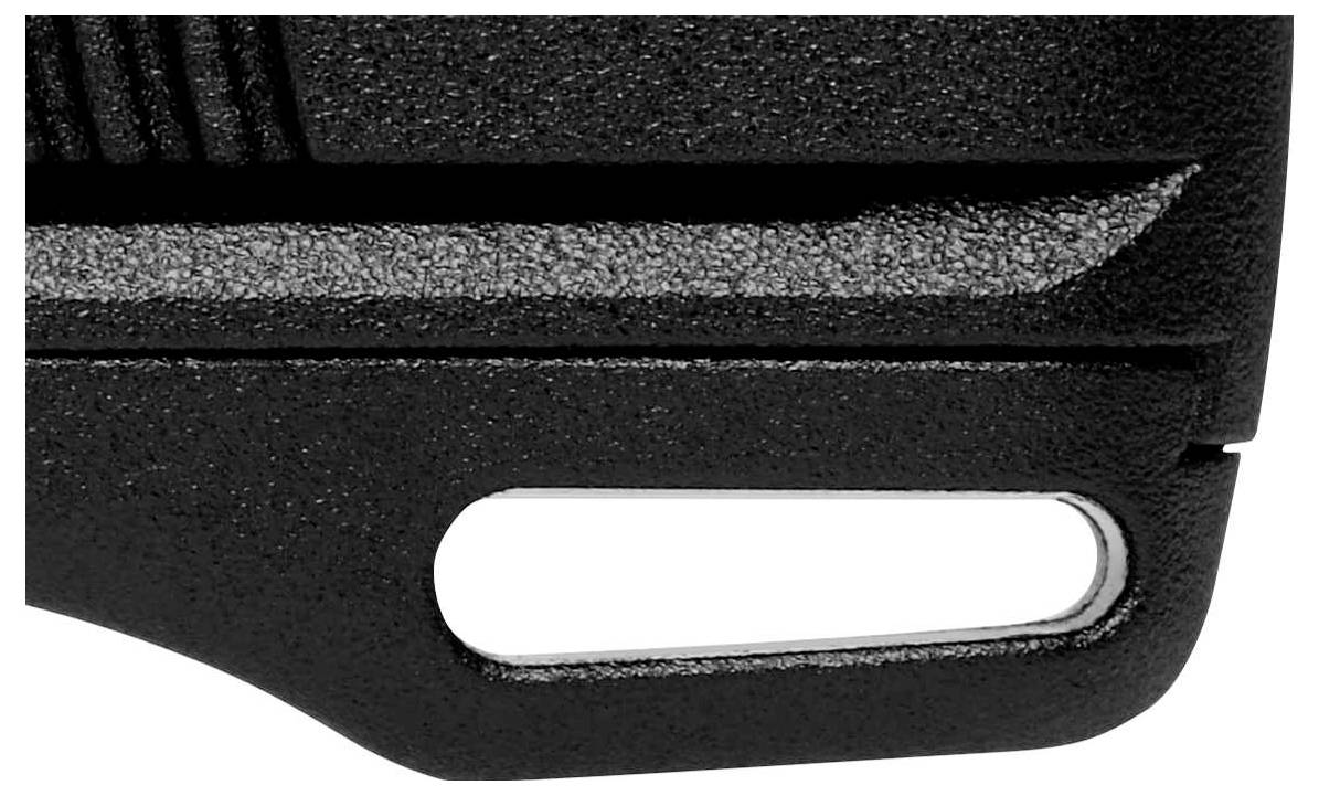 Parte in plastica nera e strutturata con un foro ovale. Componente di un utensile o dispositivo, ripresa ravvicinata, funzione sconosciuta.