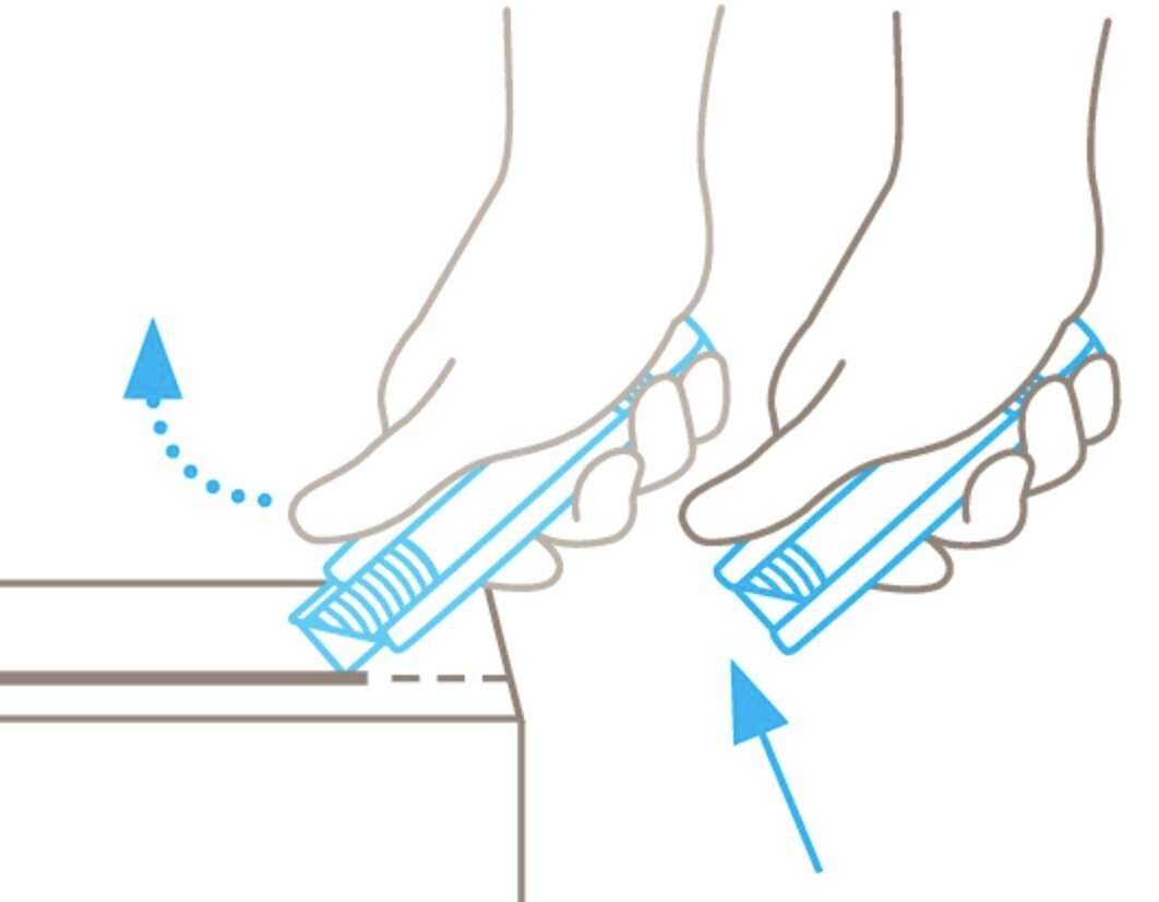 Istruzioni per aprire una scatola con un taglierino. Le mani guidano il coltello lungo il bordo. Le frecce indicano la direzione del taglio.