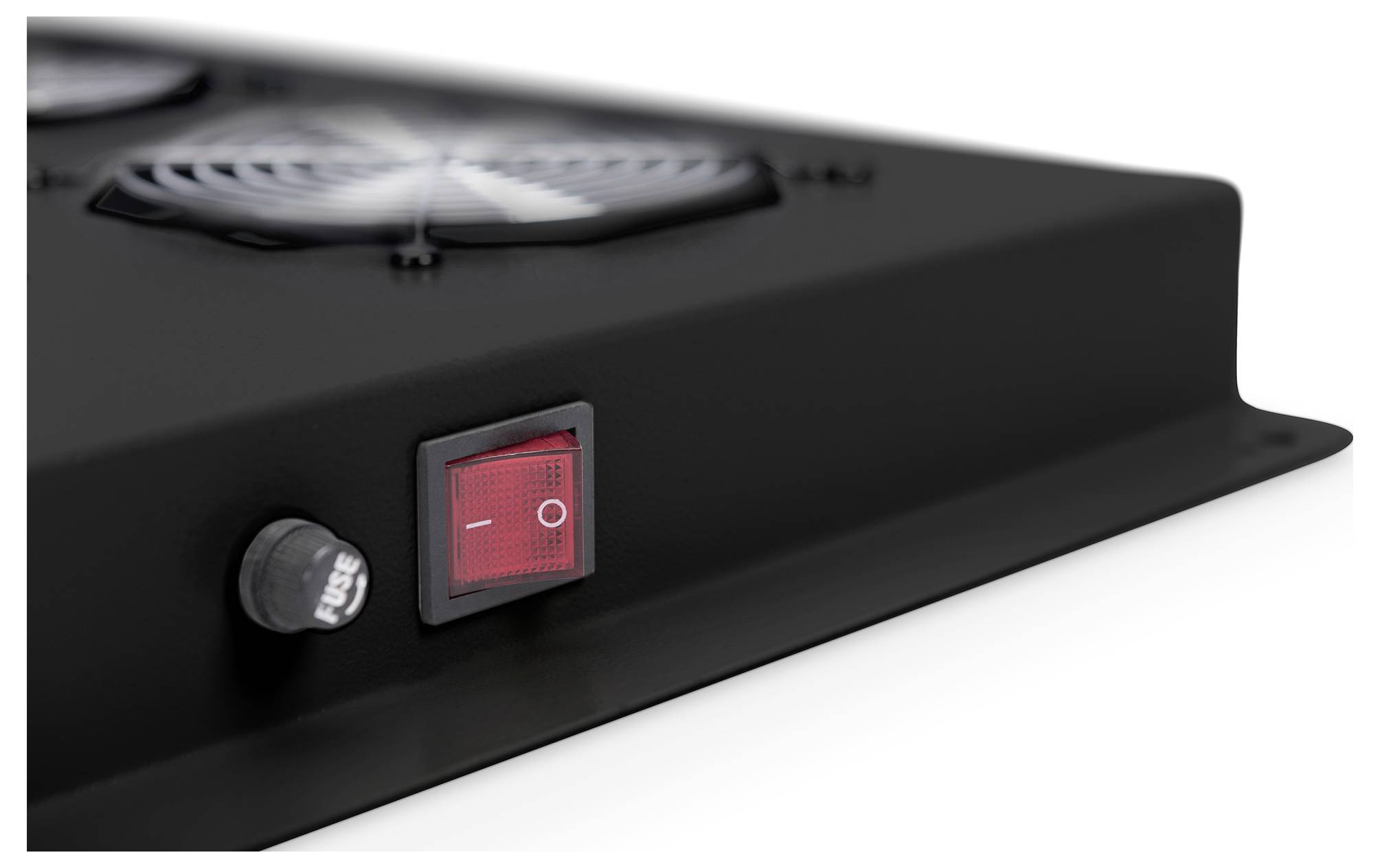 Un primo piano di un dispositivo elettronico nero che mostra un interruttore rosso di accensione-spegnimento e un portafusibile vicino, con ventole di raffreddamento sullo sfondo.