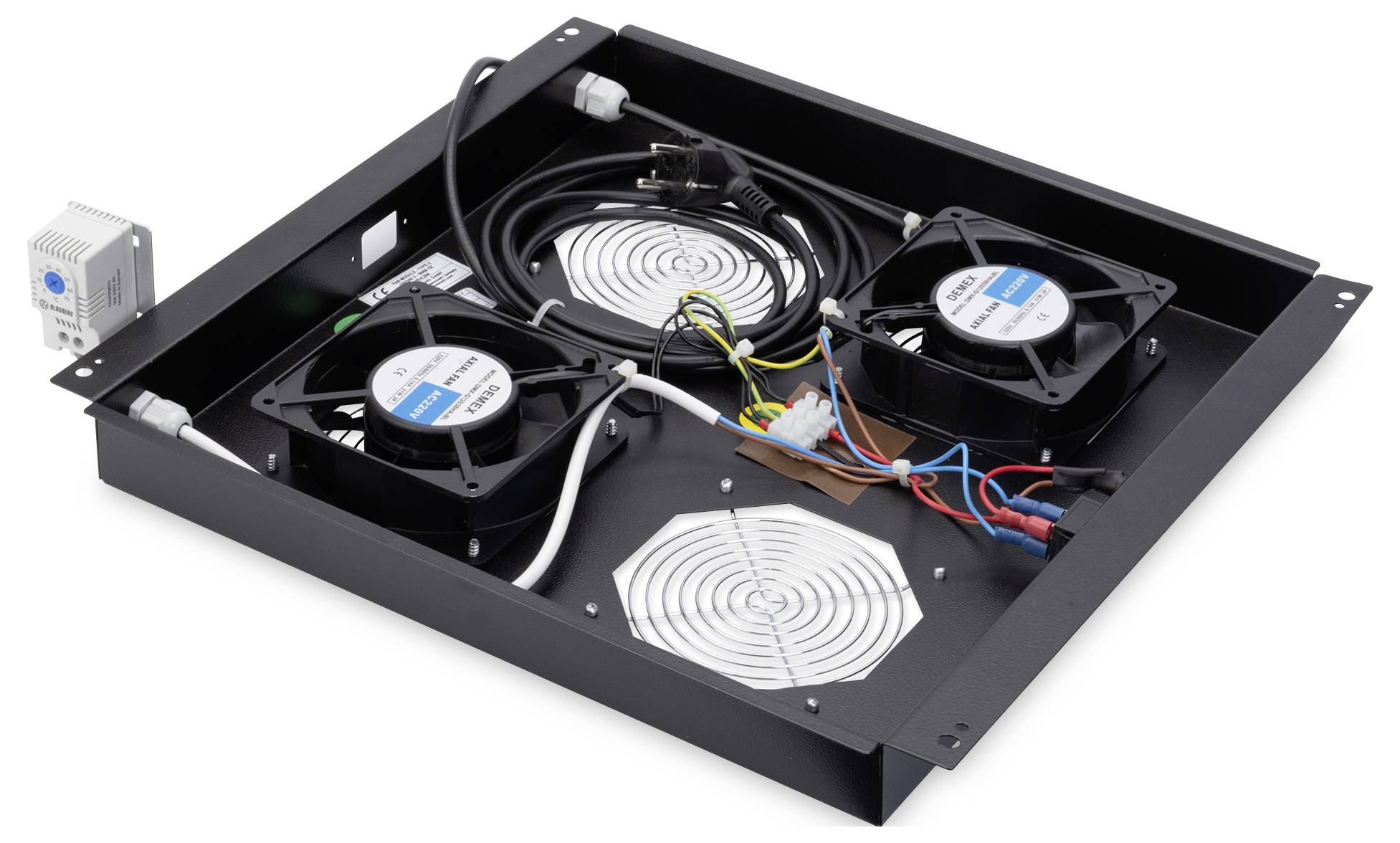 'Vassoio ventilatore in metallo nero con tre ventole di raffreddamento, cablaggio elettrico e sensore di temperatura bianco, utilizzato per la ventilazione dell'apparecchiatura.'