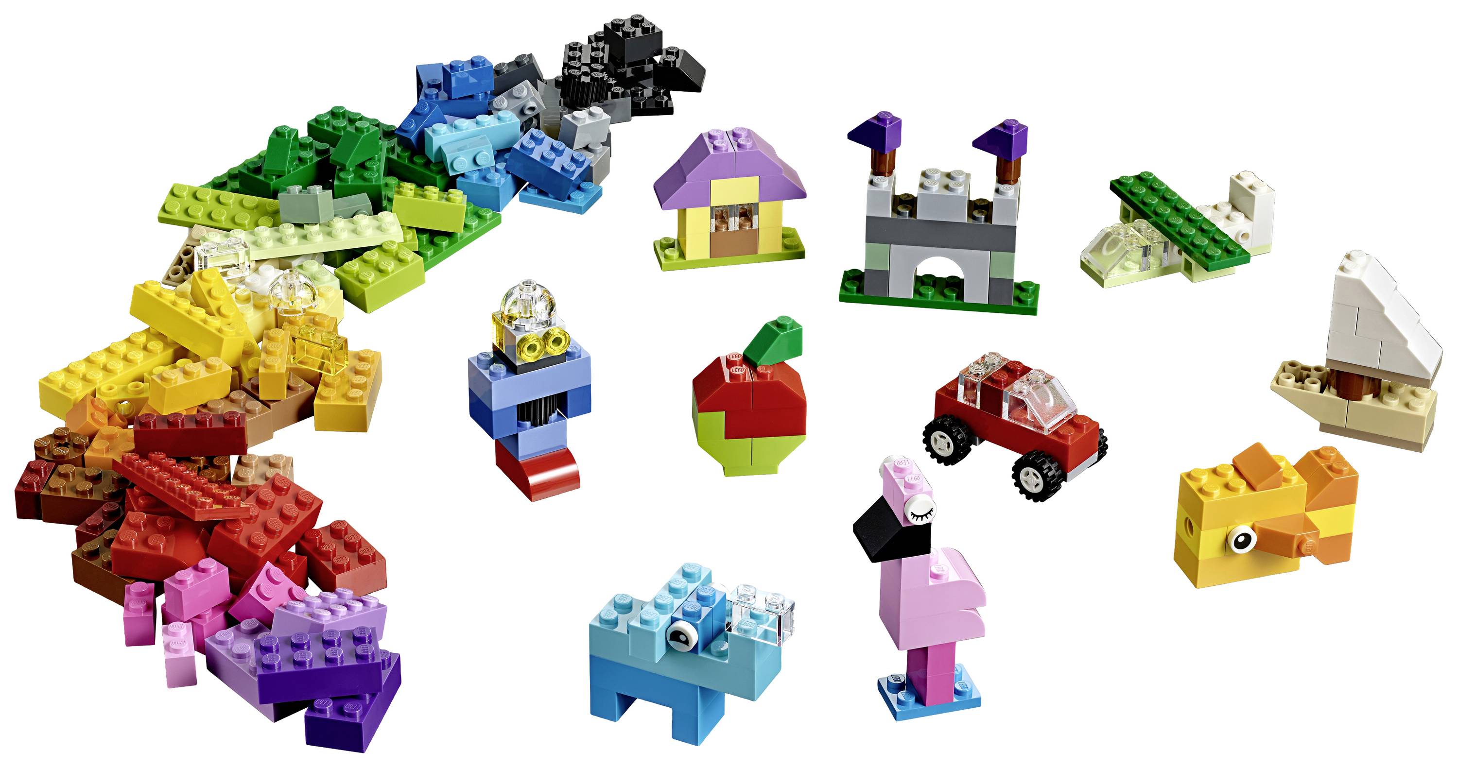 Diversi mattoncini LEGO colorati e piccoli modelli: auto, mela, casa, castello, unicorno, fenicottero. Creatività e idee di costruzione.