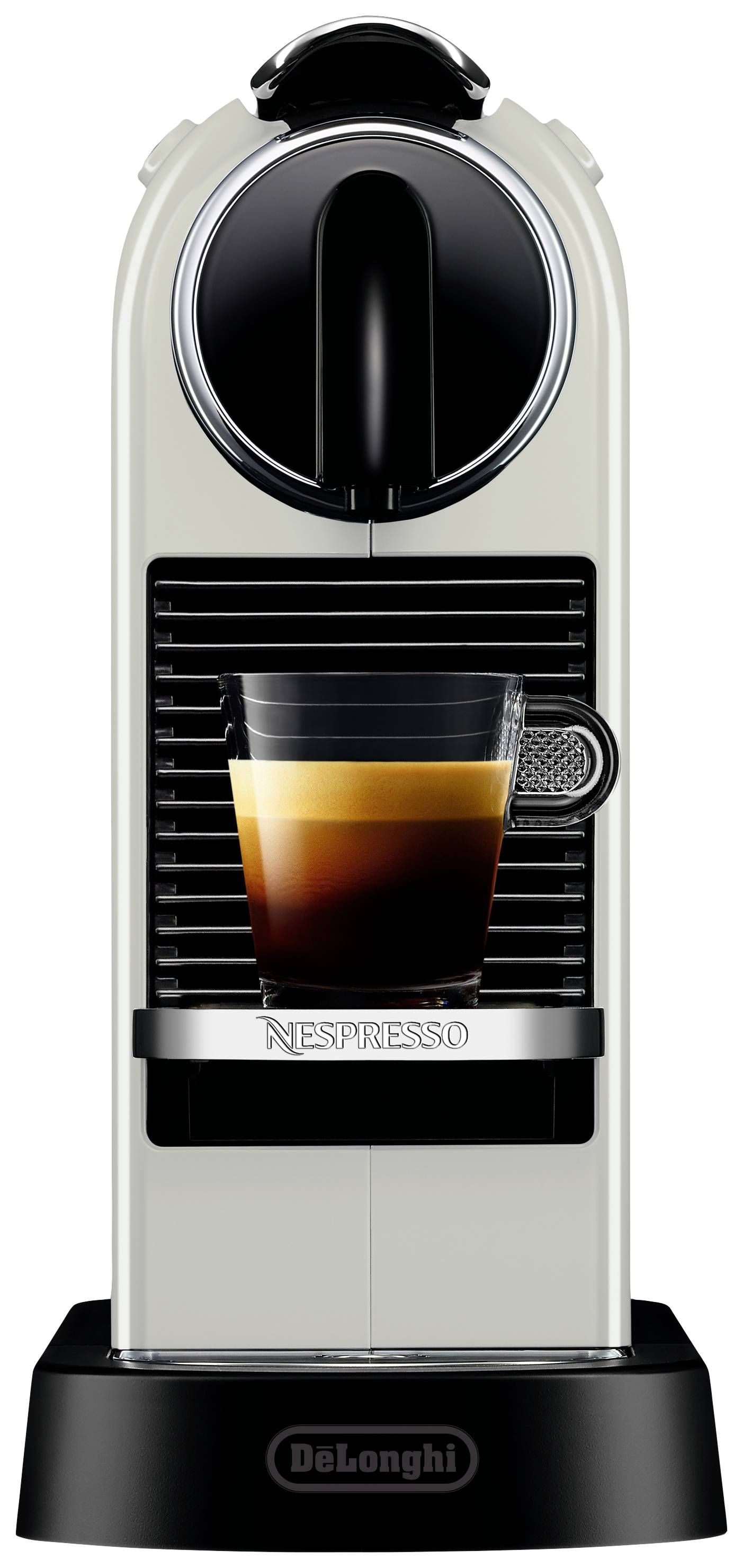 Una macchina Nespresso bianca con un bicchiere di espresso sotto. Sul davanti della macchina è visibile il logo 'DeLonghi'.