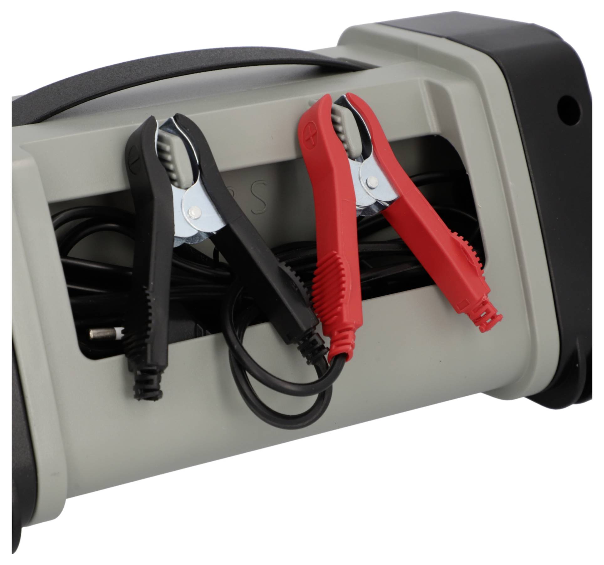 Una macchina avviatore grigia con morsetti a coccodrillo rossi e neri attaccati, utilizzata per caricare batterie di automobili.
