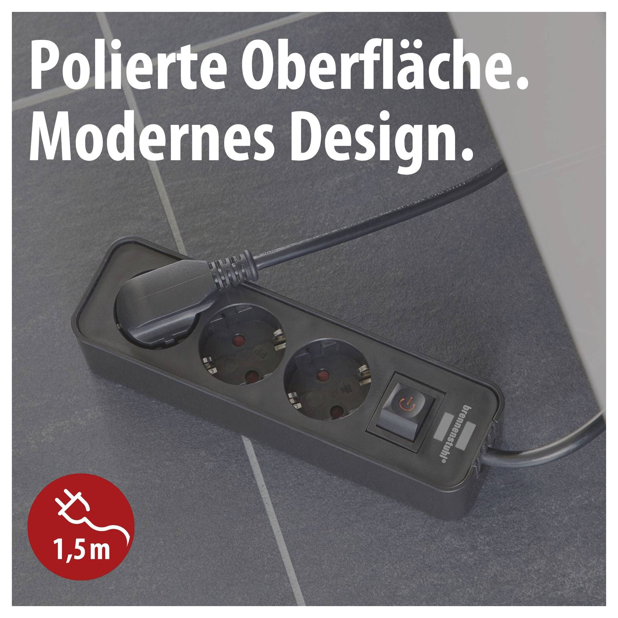 Presa multipla nera con tre prese e interruttore su pavimento scuro, con il testo "Superficie lucida. Design moderno." e il simbolo "1,5 m".