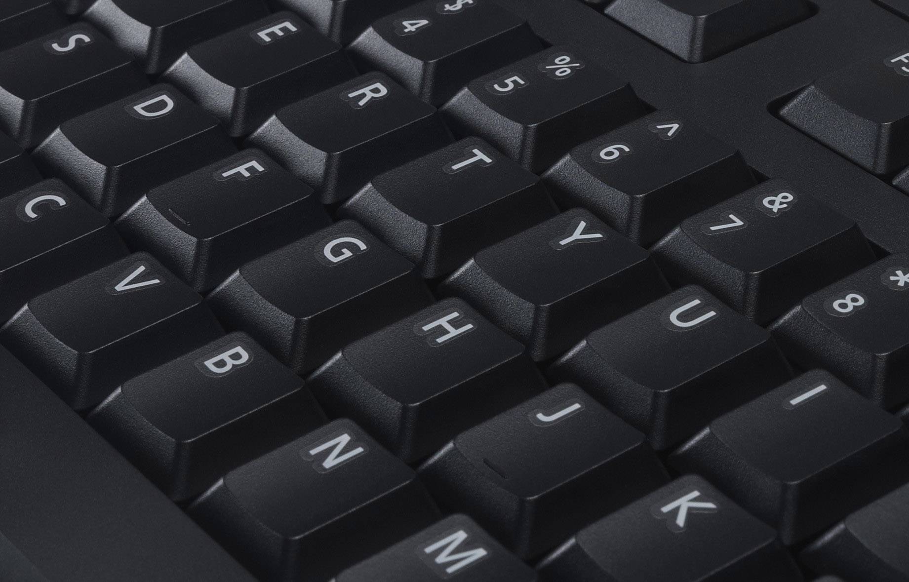 Primo piano di una tastiera per computer con una serie di tasti, compresi lettere e numeri, in colore nero.