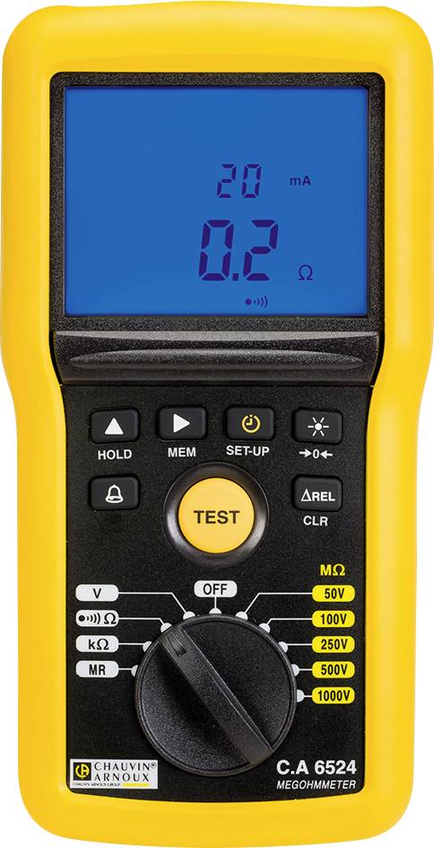 Un megohmetro giallo con display blu mostra '0.2 Ohm'. Pulsanti per la selezione delle funzioni e selettore rotativo per i livelli di tensione.