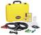 Valigetta gialla per attrezzi con accessori come cavi, un CD, un manuale e morsetti. Progettata per la raccolta dati o la strumentazione di misurazione.