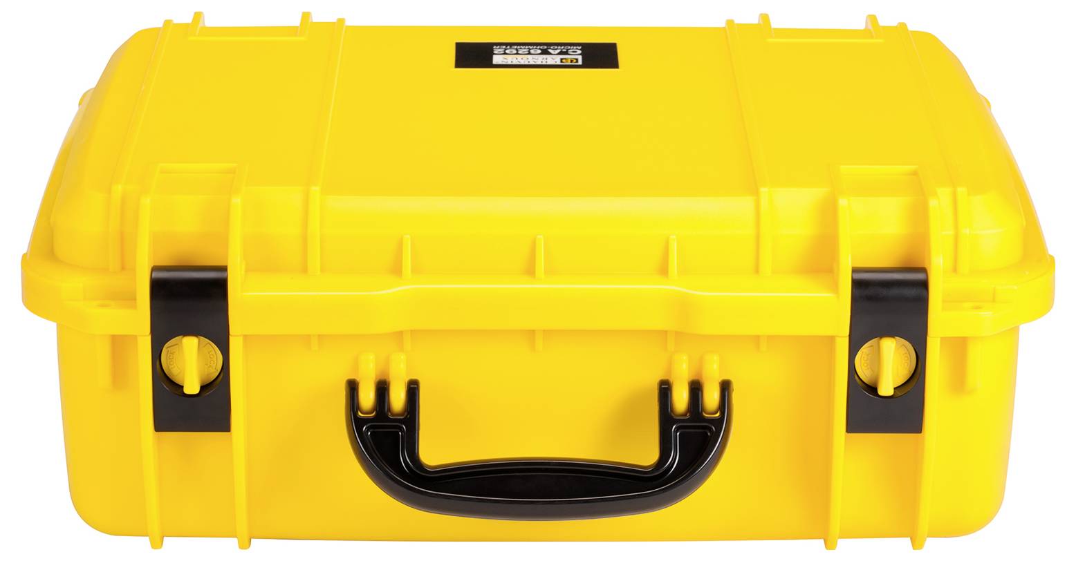 Valigetta robusta in plastica gialla con manico e chiusure nere, idonea per il trasporto sicuro di oggetti delicati.