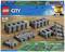 Set di accessori per ferrovia LEGO City: l'immagine della confezione mostra diversi elementi ferroviari e binari flessibili, consigliato per l'età 5-12 anni.