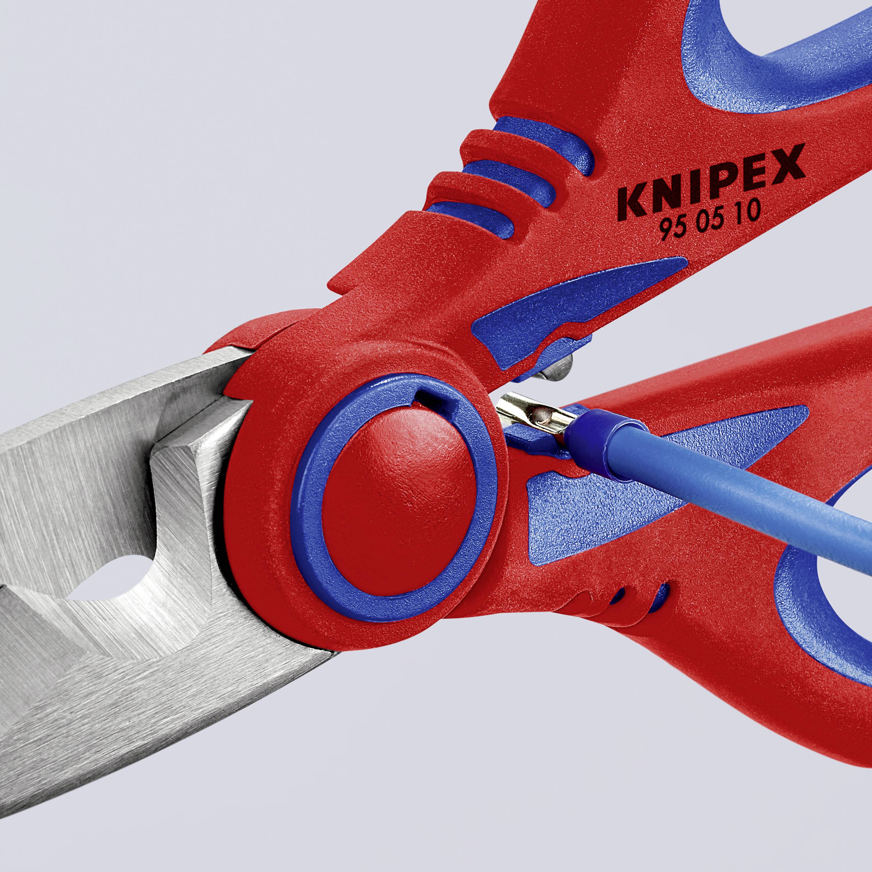Pinza rossa Knipex taglia un filo. Nome del produttore e numero di modello visibili sulla pinza. Pinza su sfondo grigio.