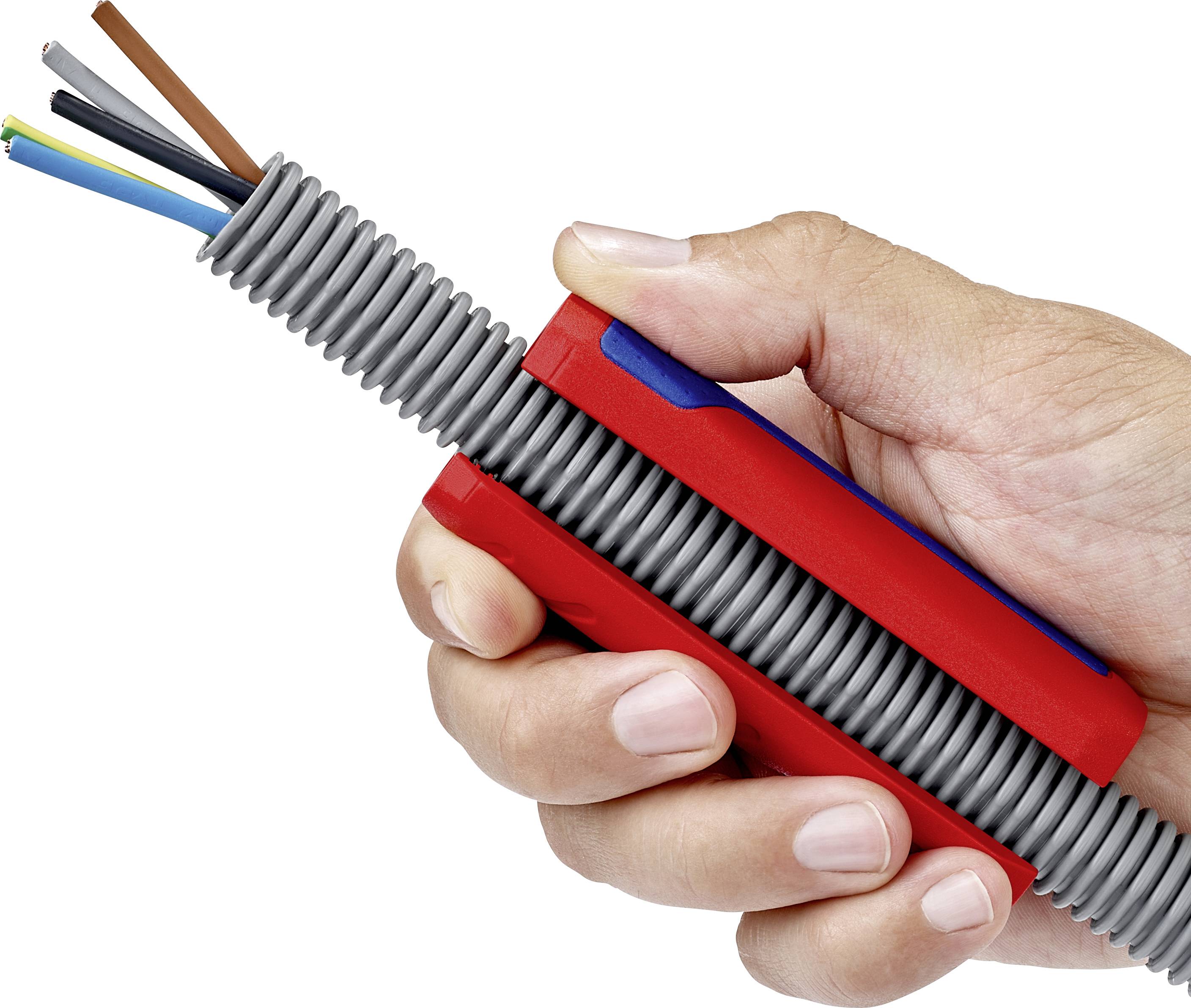 Una mano tiene una pinza spelafili rossa che trattiene un cavo grigio con diversi fili colorati.