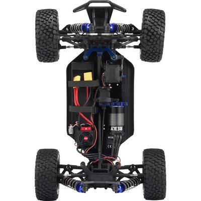 Auto telecomandata visto dal basso, con telaio, motore, batteria e pneumatici ben visibili. I dettagli tecnici e la struttura sono chiaramente distinguibili.