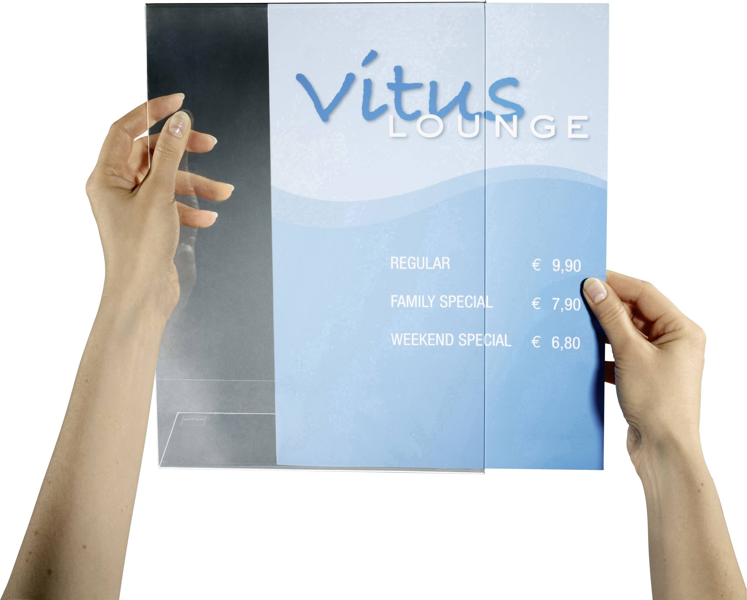 Mani tengono un menu trasparente con su scritto 'Vitus Lounge'. Prezzi: Regular EUR9,90, Family Special EUR7,90, Weekend Special EUR6,80.