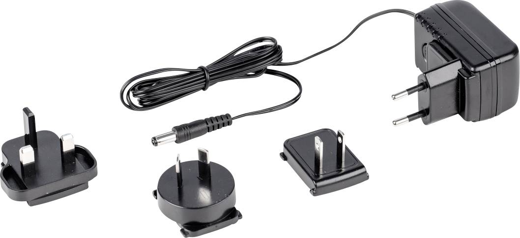 Un alimentatore nero con cavo rimovibile e tre diversi adattatori per prese elettriche internazionali.