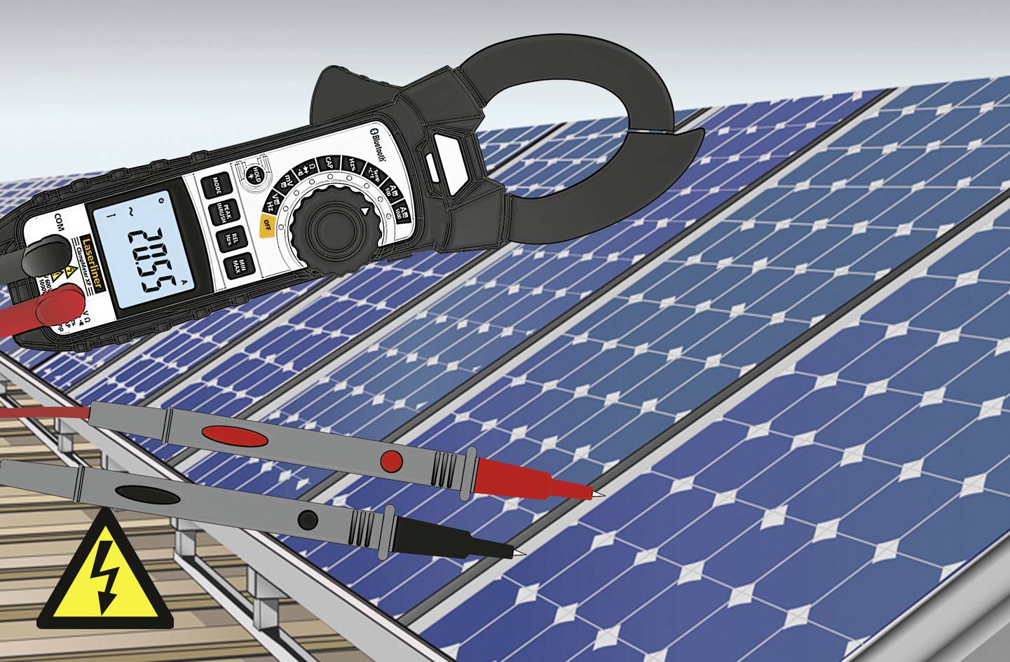 Un pannello solare viene testato con un multimetro digitale che mostra un valore di 20,55. Sotto è presente un simbolo di alta tensione.