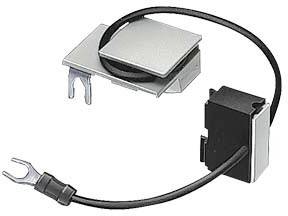 Un componente elettrico con un cavo grigio e un connettore a forcella. Ha una copertura di colore argento e nero.