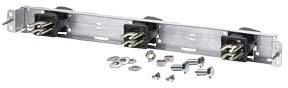 Un modulo rack-mount metallico con tre connettori, circondato da viti e materiali di fissaggio per l'installazione.