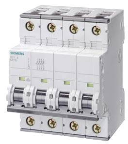 Un interruttore automatico Siemens con quattro moduli di comando, normalmente utilizzato per la protezione di circuiti elettrici negli impianti degli edifici.