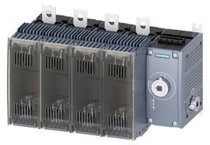 Quattro interruttori elettrici di potenza in fila, con un logo Siemens su uno degli interruttori, montati su una staffa.
