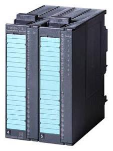 Due unità di controllo nere con campi di etichettatura blu, poste una accanto all'altra. Sembrano far parte di un dispositivo elettronico.