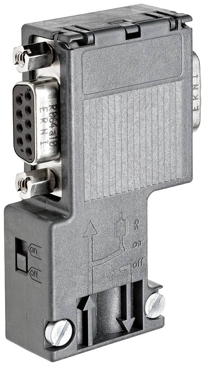 'Un adattatore nero con un connettore DB9 e un interruttore contrassegnato con 'on' e 'off'.'