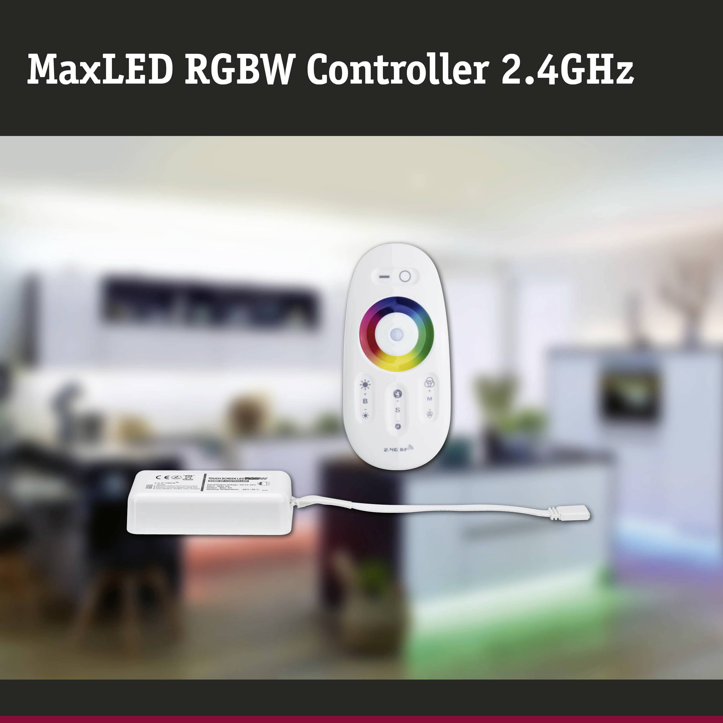Controller MaxLED RGBW con telecomando. Sullo sfondo si vede un soggiorno elegante illuminato con colori.