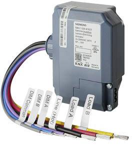 Un dispositivo elettrico di controllo con diversi cavi codificati a colori, etichettati. Il dispositivo reca il logo Siemens e dettagli tecnici stampati.