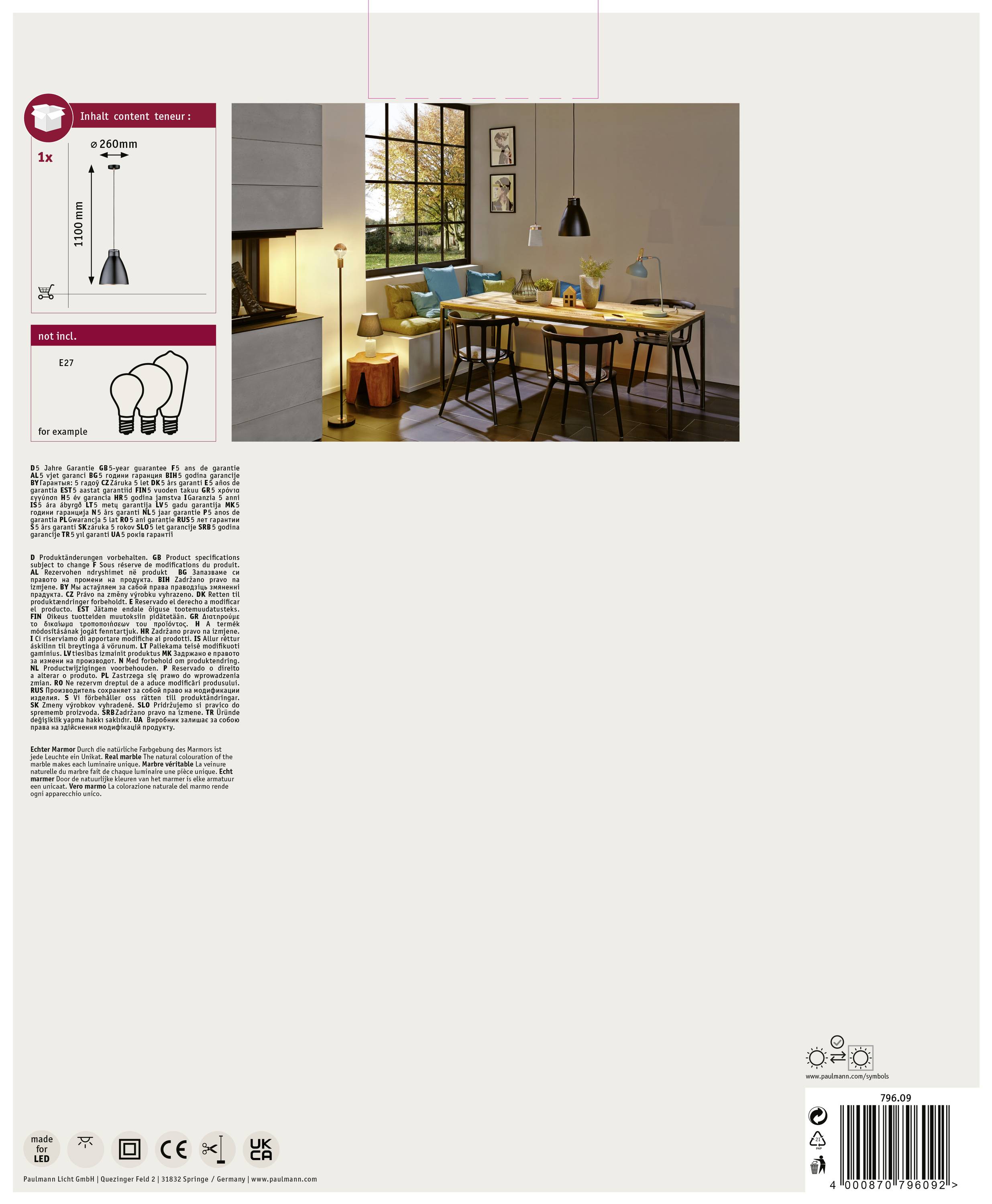 Sala da pranzo con tavolo, sedie e lampada a sospensione. Atmosfera accogliente con l'illuminazione della lampada al centro dell'attenzione.