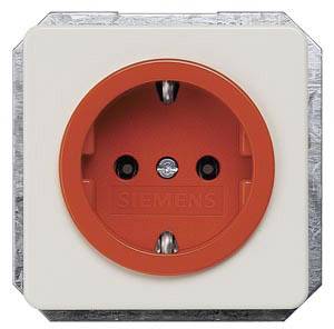 Presa elettrica rossa con due punti di connessione e messa a terra su sfondo bianco.
