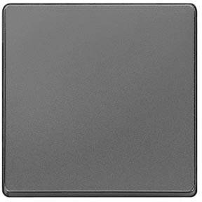 Campo quadrato grigio, uniformemente colorato; potrebbe servire come elemento decorativo o sfondo.