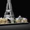 Un modello LEGO raffigura la Torre Eiffel e altri monumenti parigini, ricostruiti con dovizia di particolari utilizzando piccoli mattoncini.